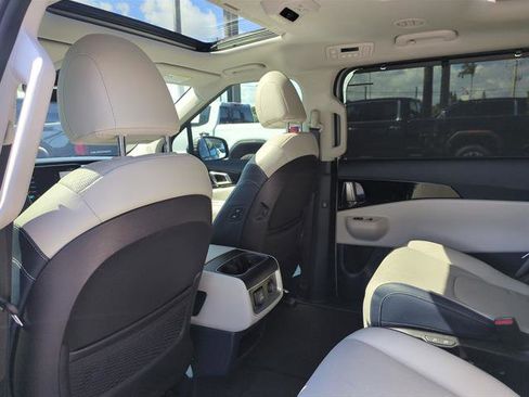 Used 2025 Kia Carnival SX Prestige image 21