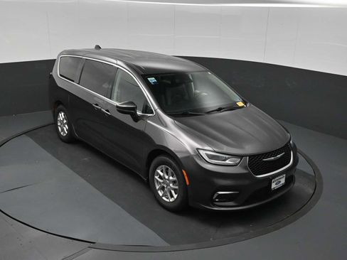 Used 2023 Chrysler Pacifica Touring-L FWD image 43