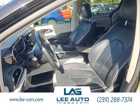 Used 2021 Chrysler Pacifica Limited FWD image 3