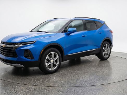 Used 2025 Chevrolet Blazer LT FWD image 3