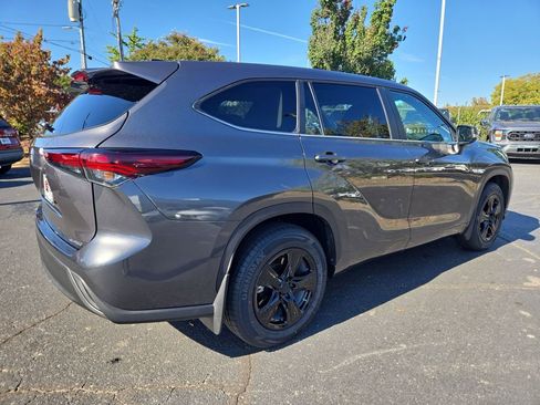 Used 2024 Toyota Highlander LE image 5