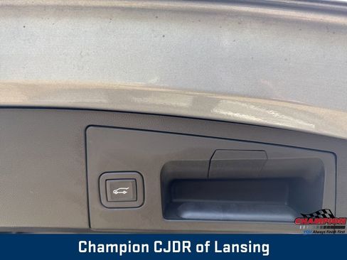 Used 2024 Cadillac XT4 Premium Luxury FWD image 17