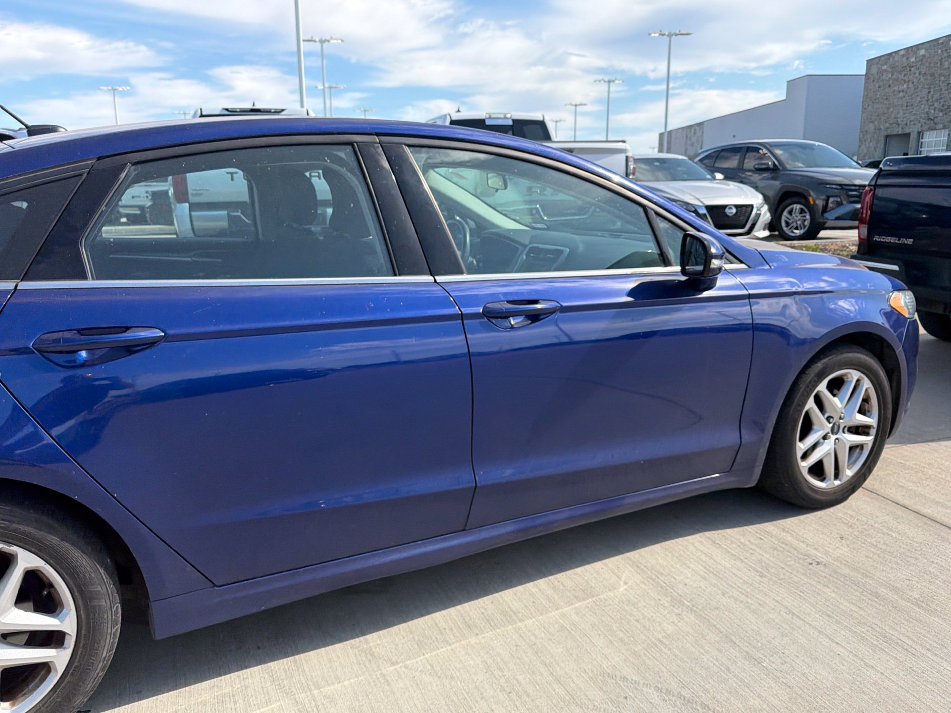 Used 2016 Ford Fusion SE FWD image 2