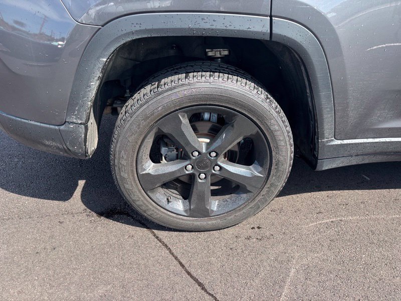 Used 2023 Jeep Grand Cherokee Altitude AWD/4WD image 15