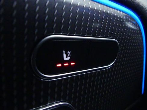 Used 2020 Mercedes-Benz GLB 250 4MATIC w/ Premium Package image 18