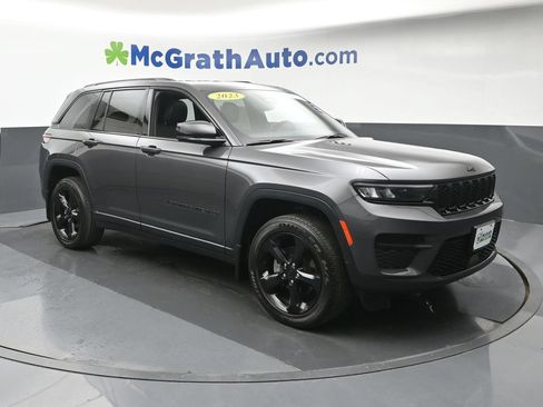 Used 2023 Jeep Grand Cherokee Altitude AWD/4WD image 2
