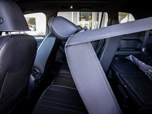 Certified 2022 Volkswagen Tiguan SE R-Line image 44