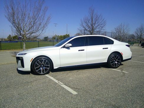 Used 2025 BMW 760i xDrive w/ Executive Package image 20