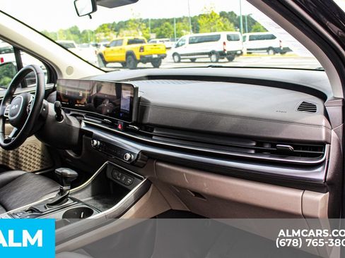 Used 2025 Kia Carnival FWD image 24