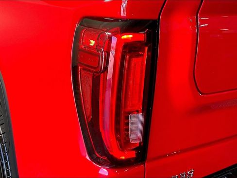Used 2019 GMC Sierra 1500 SLT w/ SLT Premium Plus Package AWD/4WD image 40