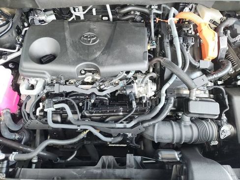 Used 2024 Toyota Highlander LE AWD/4WD image 28