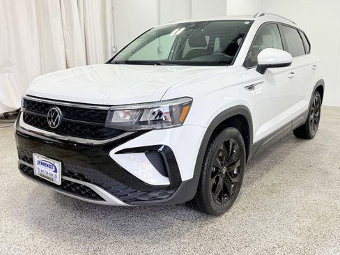 Certified 2022 Volkswagen Taos SE image 3