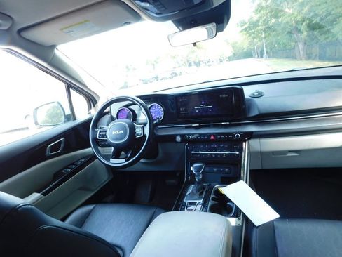 Used 2022 Kia Carnival EX FWD image 6