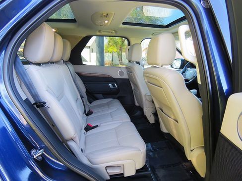 Used 2018 Land Rover Discovery HSE image 18