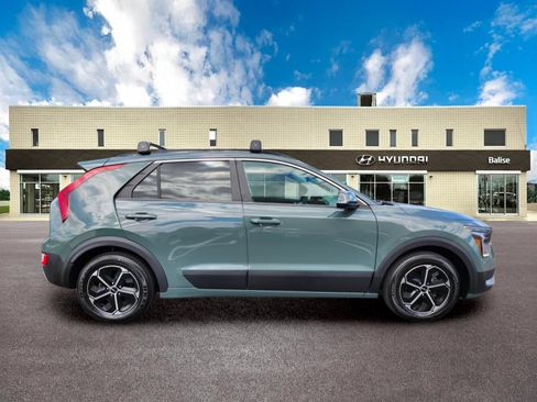 Used 2023 Kia Niro EX w/ EX Cold Weather Package FWD image 2