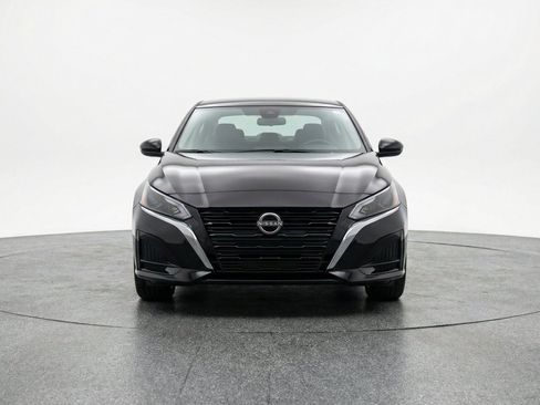 Used 2025 Nissan Altima 2.5 SV FWD image 2