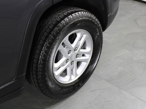 Used 2025 Jeep Grand Cherokee Laredo image 12