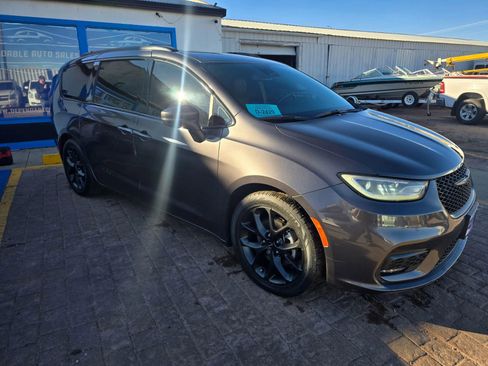 Used 2021 Chrysler Pacifica Touring-L w/ Uconnect Theater Family Group image 2