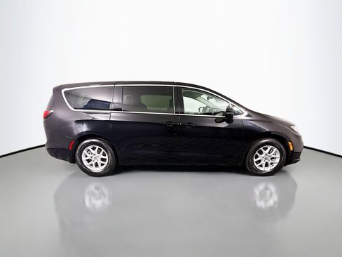 Used 2024 Chrysler Pacifica Touring-L FWD image 11