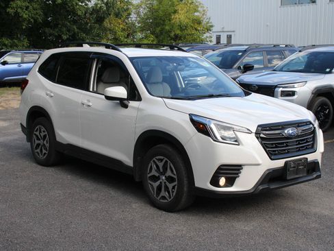 Used 2023 Subaru Forester Premium AWD/4WD image 3