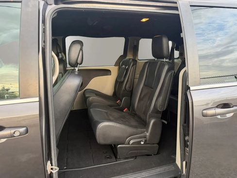 Used 2019 Dodge Grand Caravan SXT FWD image 28
