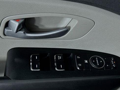 Used 2018 Kia Sedona LX w/ LX Essentials Premium Package FWD image 23