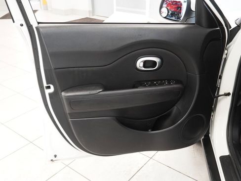 Used 2016 Kia Soul w/ Convenience Package FWD image 6