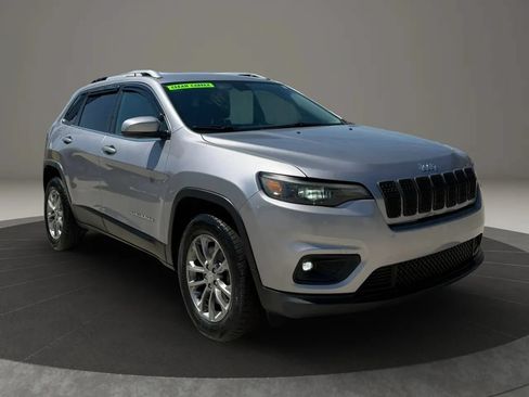 Used 2019 Jeep Cherokee Latitude Plus w/ Cold Weather Group AWD/4WD image 1