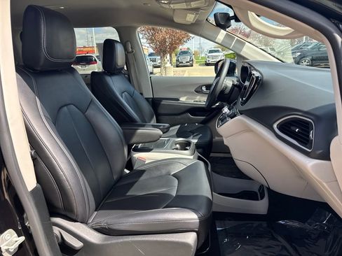 Used 2024 Chrysler Pacifica Touring-L FWD image 35