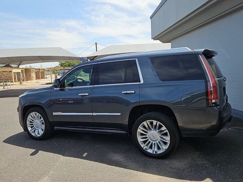 Used 2019 Cadillac Escalade Platinum RWD image 2