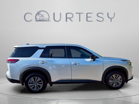 Certified 2025 Nissan Pathfinder S FWD image 8