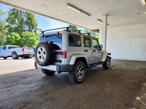 Used 2013 Jeep Wrangler Unlimited Sahara w/ Connectivity Group AWD/4WD image 3