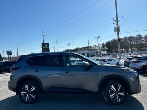 Used 2024 Nissan Rogue SL image 3