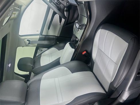 Used 2025 Land Rover Range Rover Evoque Dynamic SE image 29