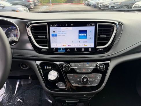 New 2026 Chrysler Pacifica Select image 21