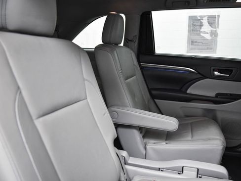 Used 2018 Toyota Highlander image 14