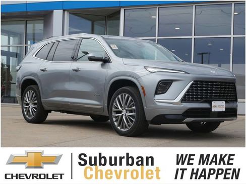 Used 2025 Buick Enclave Avenir image 1