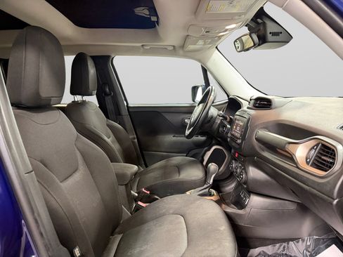 Used 2017 Jeep Renegade Latitude FWD image 24