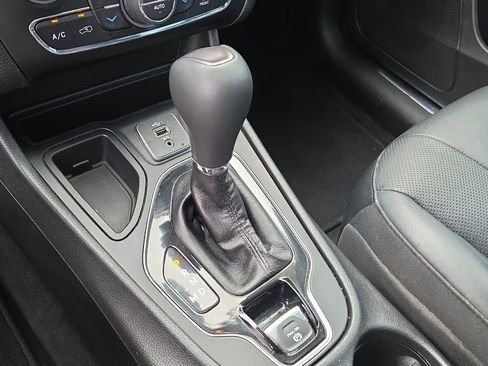 Used 2019 Jeep Cherokee Limited FWD image 29