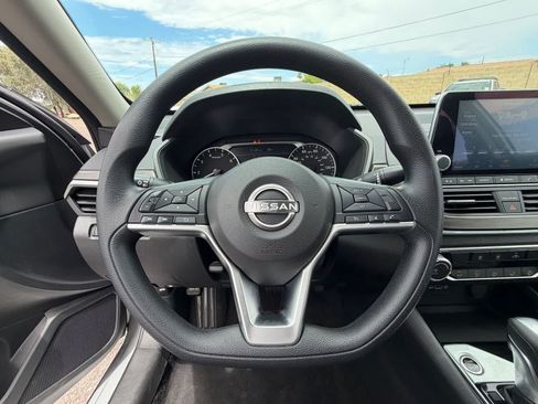 Used 2024 Nissan Altima 2.5 SV FWD image 14