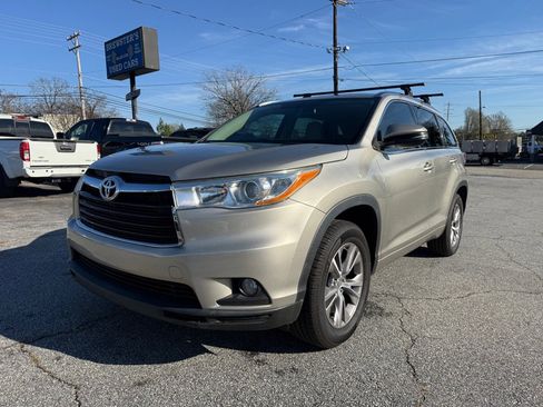 Used 2014 Toyota Highlander XLE image 1