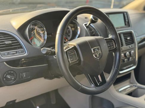 Used 2018 Dodge Grand Caravan SXT FWD image 10