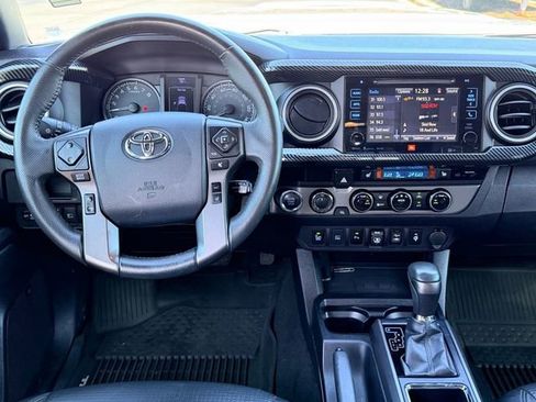 Used 2018 Toyota Tacoma TRD Sport image 11