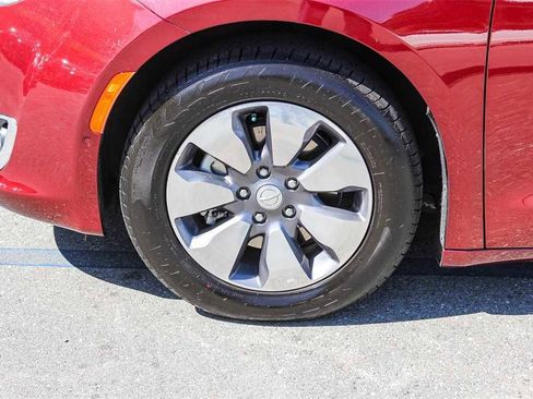 Used 2020 Chrysler Pacifica Limited image 9