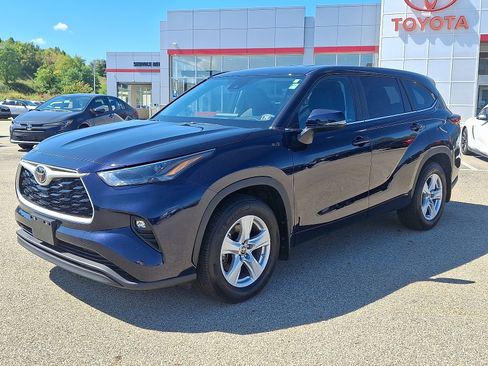 Certified 2024 Toyota Highlander AWD image 3