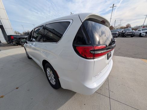 New 2026 Chrysler Pacifica Select image 6