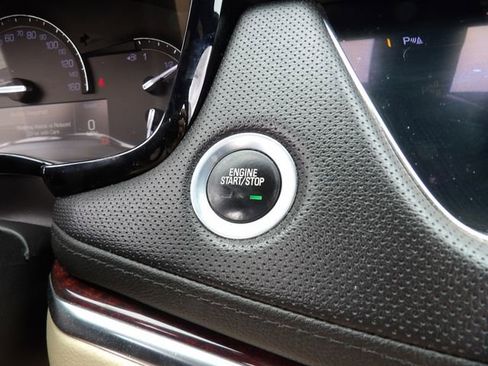 Used 2019 Cadillac XT5 Premium Luxury FWD image 19