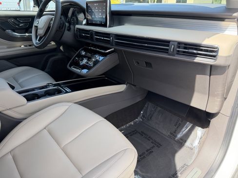 Used 2022 Lincoln Corsair FWD image 12