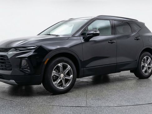 Used 2025 Chevrolet Blazer LT image 3