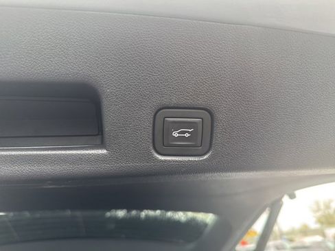 Used 2025 Chevrolet Traverse LT image 21